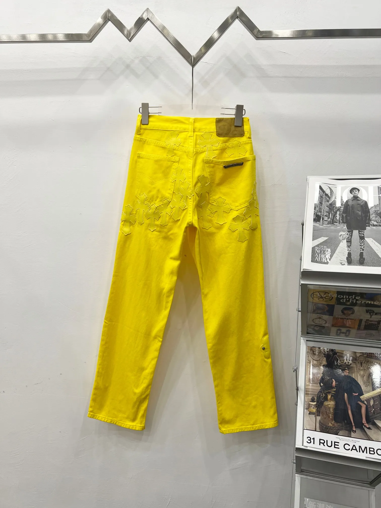 P290 style number: (r004) Chrome Hearts CH Chrome Hearts, the same jeans worn by Fan Bingbing’s brother Fan Chengcheng, exudes unruly personality and unique charm. Every wear and tear is carefully designed to present a unique artistic feel. Made of imported denim fabric, which has undergone heavy industrial washing and destruction treatment, the trousers show a super cool effect on the upper body, allowing you to dominate the fashion stage.  This is more than just a pair of jeans, it is an expression of attitude. With its unique design concept and ultimate pursuit of details, Croxin breaks traditional boundaries and defines the jeans trend in the new era. The trousers are made of double-layer woven fabric and matched with customized hardware, showing an incomparably beautiful and unique style, making every wearer the focus of fashion. Imported denim fabric, super heavy-duty washed and damaged, the upper body is super cool! Customized hardware, incomparably good-looking style. The production process is difficult. It has a high-street feel. Color: lemon yellow Size: S M L XL